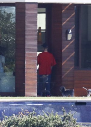 Selena Gomez - Spends time with her puppy and Justin Bieber at a rental house in LA